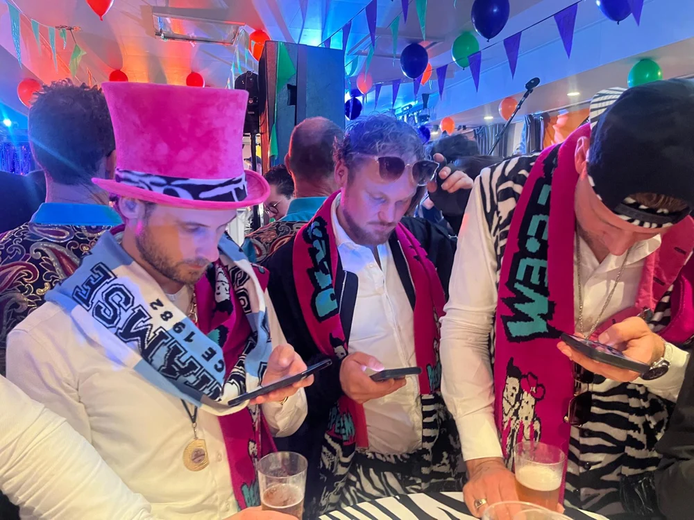 PPEM viert carnaval met roze hoeden, sjaals en feestverlichting