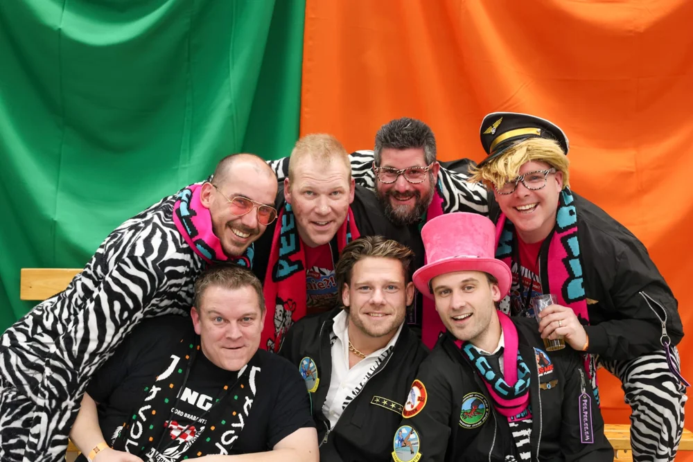 PPEM-leden samen met roze sjaals en zebrajassen